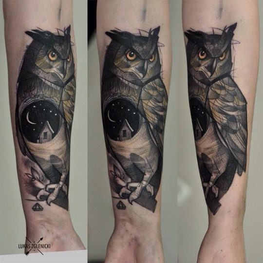 Lindo sketch-syle coruja tatuagem com o céu estrelado