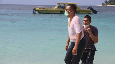 Nikmati Keindahan Laut Tiga Gili, Menparekraf dan Gubernur NTB Berenang Sejauh 100 Meter