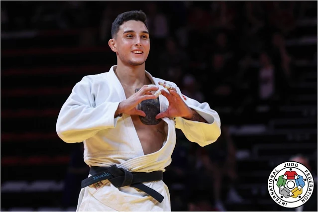 judoca Guilherme Schimidt faz o coração com as maõs após mais uma vitória