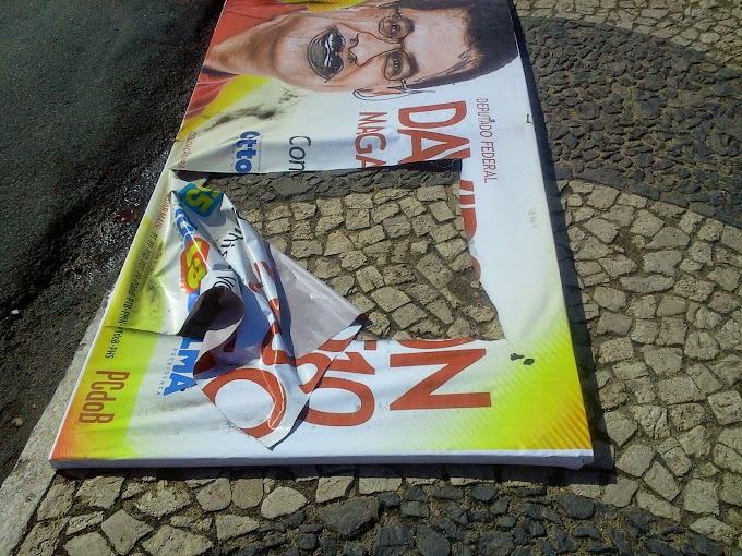 Candidatos não estão respeitando a legislação e vândalos estão destruindo as placas 