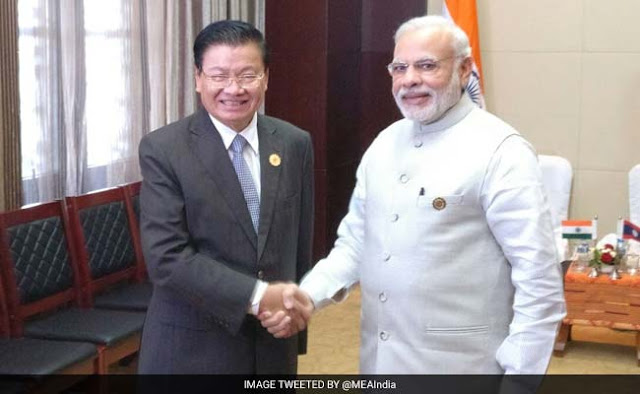 PM Narendra Modi with his Laos counterpart Thongloun Sisoulith in Vientiane.