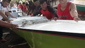 gotong royong mengapungkan perahu di desa tubo majene