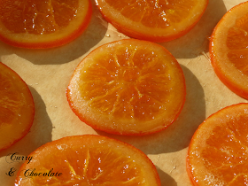 Naranjas confitadas sobre papel de horno para guardarlas para los roscones de Reyes