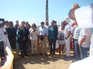 ACM Neto assina no Rio Vermelho decreto autorizando recuperação do Monumento a Ancestralidade