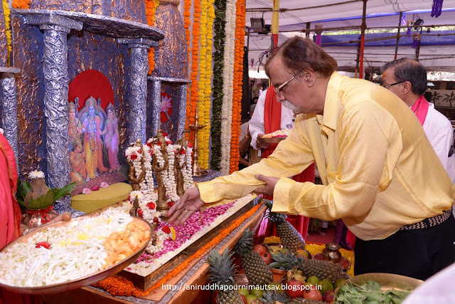 Aniruddha-bapu-performing-poojan-of-Shreeram