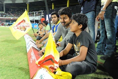 vijay-watching-cricket-with-his-son