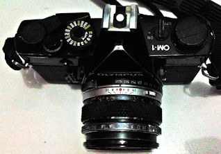 Olympus OM-1 hitam tampak atas