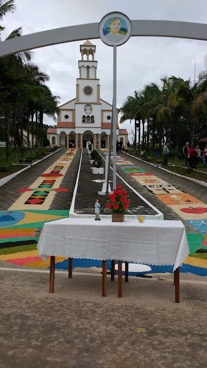 ACESSO AO SANTUÁRIO ENFEITADO PARA A SOLENIDADE DO CORPO DO SENHOR