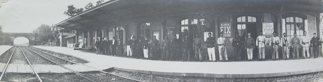 Guerre 14-18. Les morts de Pîtres - En gare de Pont-de-l'Arche, un départ vers le front. Cette photo panoramique et les suivantes nous ont été gracieusement prêtées par Françoise Cantrelle, dont la tante, dès avant la guerre, s'adonnait à la photographie.