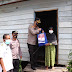 Polres Lingga Berikan Bansos Kepada Warga Kurang mampu di Desa Kuala Raya