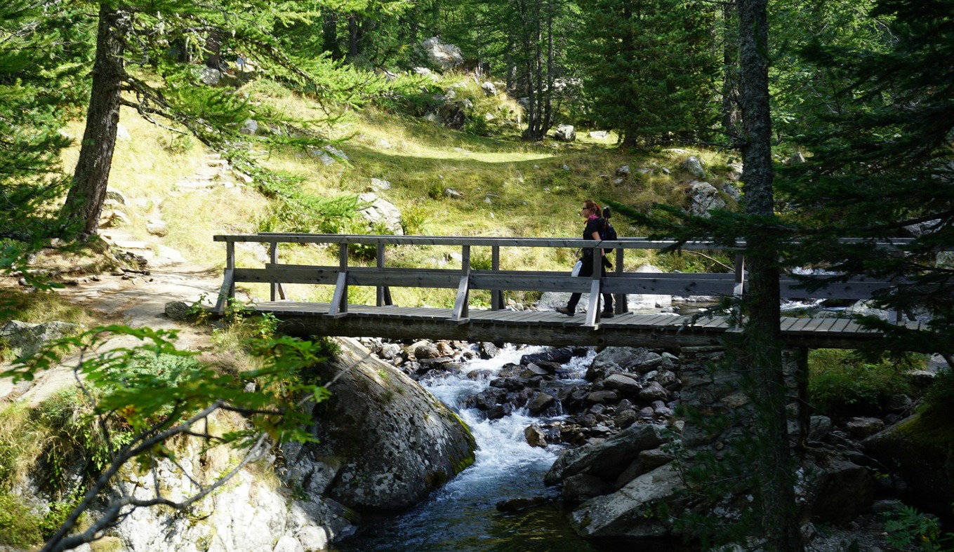 Crossing the Boréon River