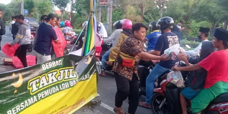 Aksi Sosial, LDII Bangkalan Bagikan Paket Takjil