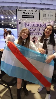 Mujeres tras la pelota