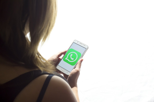 3 Cara Merespon Obrolan WhatsApp Pasangan Tanpa Tampil Online
