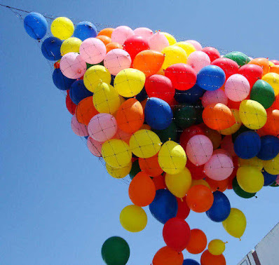 Balon Drop adalah sebuah bom balon yang meledak dan berjatuhan yang terdiri dari balon lateks yang dirangkai menjadi satu kesatuan di dalam jaring yang dipasang di langit-langit. Balon Drop dapat dipakai untuk efek penurunan balon atau balon Rilis,meliputi ruangan atau permukaan lain dengan penyesuaian balon yang berwarna cerah. Balon Drop dapat meledak dengan cara yang berbeda baik menggunakan manual dengan tongkat atau dengan menekan sebuah tombol yang telah dirancang secara otomatis untuk penurunan Balon Drop ini. Sebuah peledakan balon yang ideal pada setiap ruangan atau tempat terbuka benar-benar menambahkan efek khusus ke suatu acara Anda menjadi menyenangkan dan berkesan yang memberikan kejutan kepada pengunjung,relasi bisnis Anda atau yang lain. Balon Drop cocok untuk berbagai acara Anda seperti ulang tahun,pertunangan,pernikahan,perayaan hari besar atau tahun baru,louncing produk dan acara Anda yang lain.  Kreasi Balon Kami adalah ahli dalam penyediaan Balon Drop dan jaring balon kami dapat menampung sejumlah besar balon drop sesuai dengan kebutuhan Anda. Balon Drop adalah cara yang tepat dan bagus untuk meninggalkan tamu Anda dengan memori yang berkesan dan tak terlupakan.  Jangan ragu-ragu untuk menelusuri website kami dan menghubungi contact person kami apabila Anda memiliki pertanyaan.