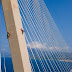 Γέφυρα Ρίου – Αντίρριου: Κόβουν την ανάσα οι εικόνες των επτά αλπινιστών στα καλώδια και τους πυλώνες της γέφυρας