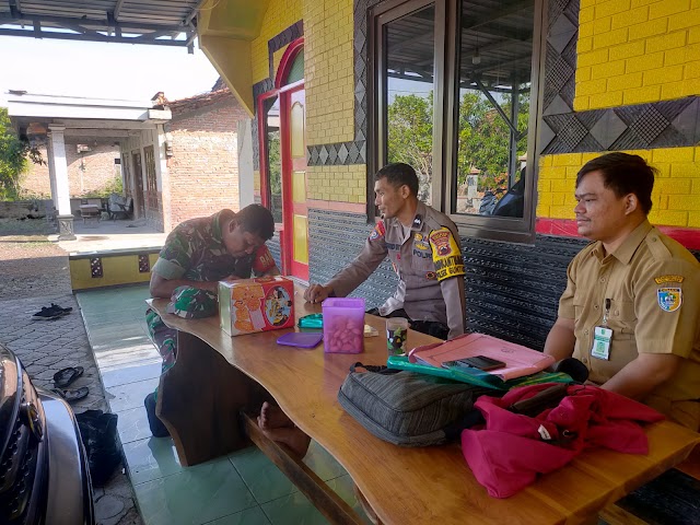 Babinsa Bersama Bhabinkamtibmas Komsos Dengan Penyuluh Pertanian Lapangan.