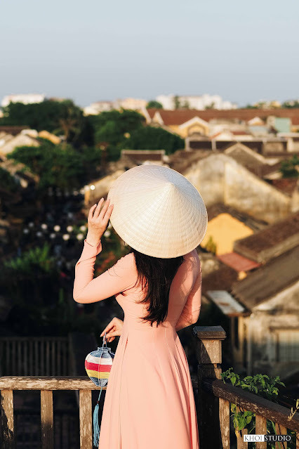 Ao dai photoshoot with professional photographer in Hoi An ancient town (Vietnam)