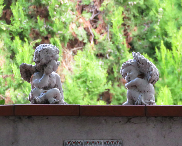 Little angels on the wall of a villa, Viale Mameli, Livorno