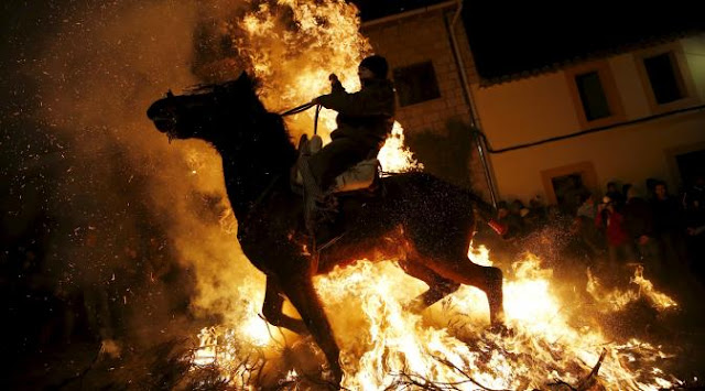 Aksi Bermain Kuda Api di Desa San Bartolome de Pinare
