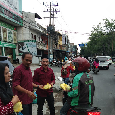 Berbagi di Bulan Suci Ramadhan, LPM Kelurahan Tanjung Rejo Bagi Takjil