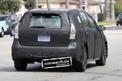 Toyota Prius hatchback 2011: A serious family resemblance (spyshots + teaser)