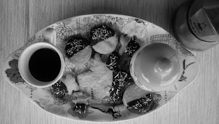 biscotti semplici da preparare, fatti con la pasta friolla, al gusto di cioccolato. ideali per la colazione o per accompagnare il tè del pomeriggio. foto in bianco e nero