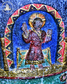 MAURIAC (15) - Cuve baptismale romane polychrome