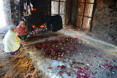 People praying at the jami Masjid in Feroz Shah Kotla fort