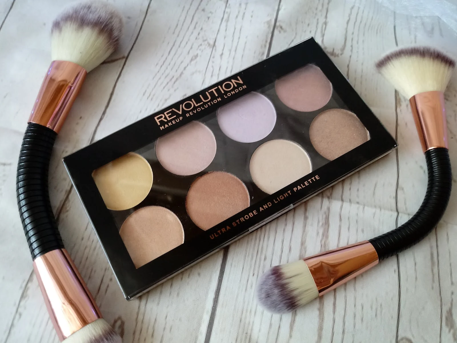 ULTRA STROBE AND LIGHT PALETTE & ULTRA STROBE BALM PALETTE / MAKEUP REVOLUTION / RECENZJA