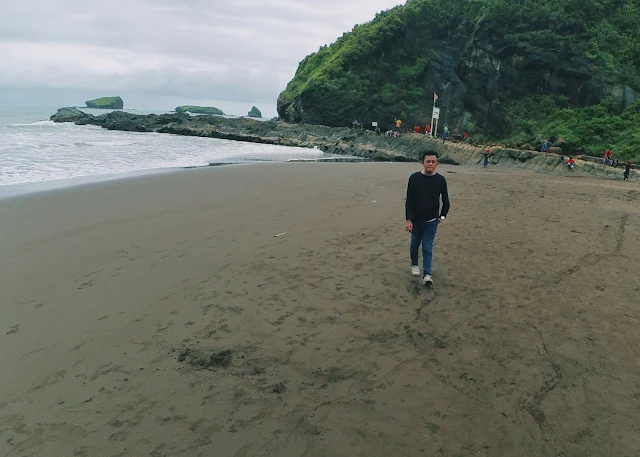 Jalan-jalan ke Pantai Watu Ulo Jember