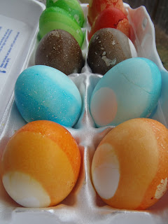 How to Dye Eggs on the Cheap with Koolaid http://muttnut.blogspot.com/