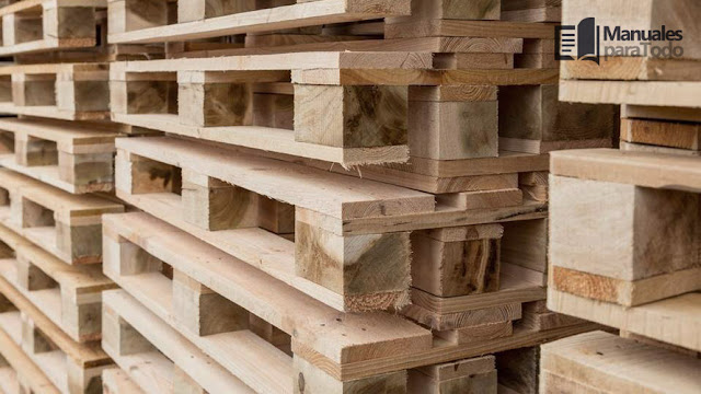 Pila de palets de madera para transporte industrial