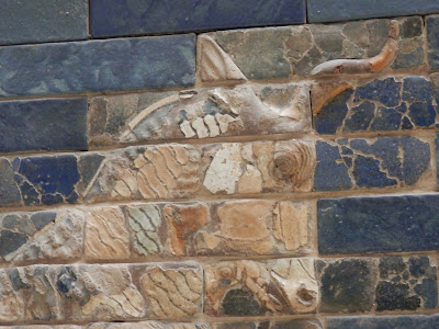 Ishtar Gate and Processional Way from Babylon (Pergamon Museum, Berlin)   by E.V.Pita (2015)  http://archeopolis.blogspot.com/2015/10/babilonia-doors-of-wall-pergamo-museum.html   Puertas de las murallas de Babilonia (Museo Pérgamo de Berlín)  por E.V.Pita (2015)  Portas de Babilonia