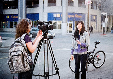 Write down the difference between Journalism and Communication