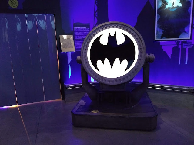 Bat-sinal na exposição Batman 80