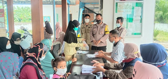 Bhabinkamtibmas Polsek Indrapura Melaksanakan Pengamanan dan Monitoring Penyaluran BLT - BBM