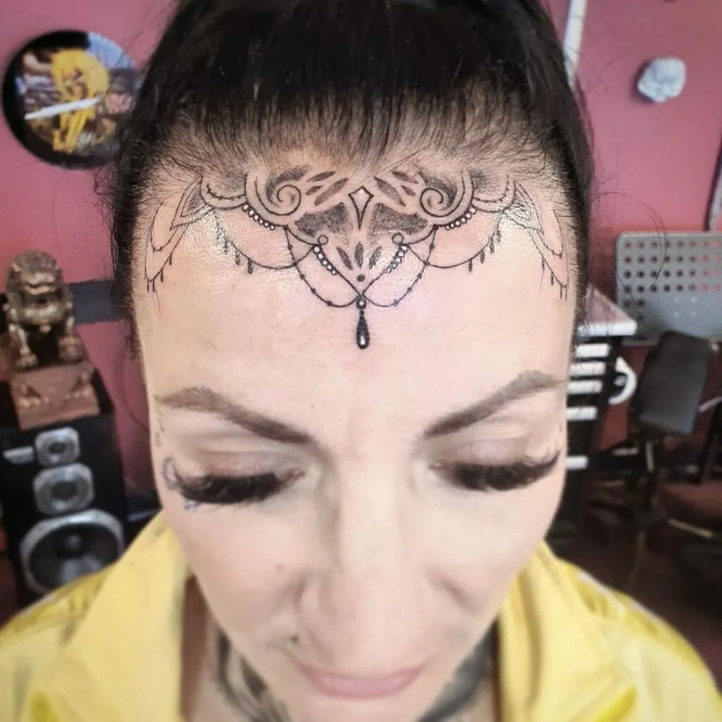 Tatuajes faciales pequeños pero atrevidos para chicas