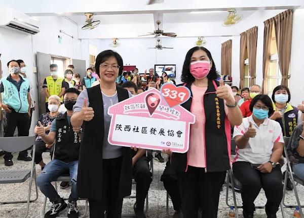 ▲彰化縣長王惠美感謝陝西社區發展協會理事長洪鄭沛瑜的協助及總幹事林梓祥、村長林棟樑及社區志工們的共同努力，讓長輩能在關懷據點得到最好的照顧。（記者林明佑翻攝）