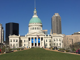 Photo of the Old Courthouse with St. Louis behind.