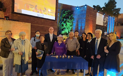 Em Yad Vashem, seis sobreviventes do Holocausto carregam tochas em memória de 6 milhões de pessoas perdidas