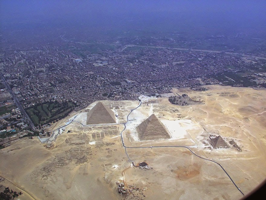 16 Of Your Favorite Landmarks Photographed WITH Their True Surroundings! - Pyramids, Cairo