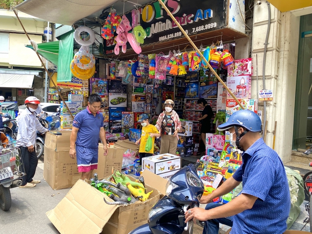 Bớt đìu hiu vì dịch bệnh, thị trường quà tặng thiếu nhi năm nay sôi động - Ảnh 2.