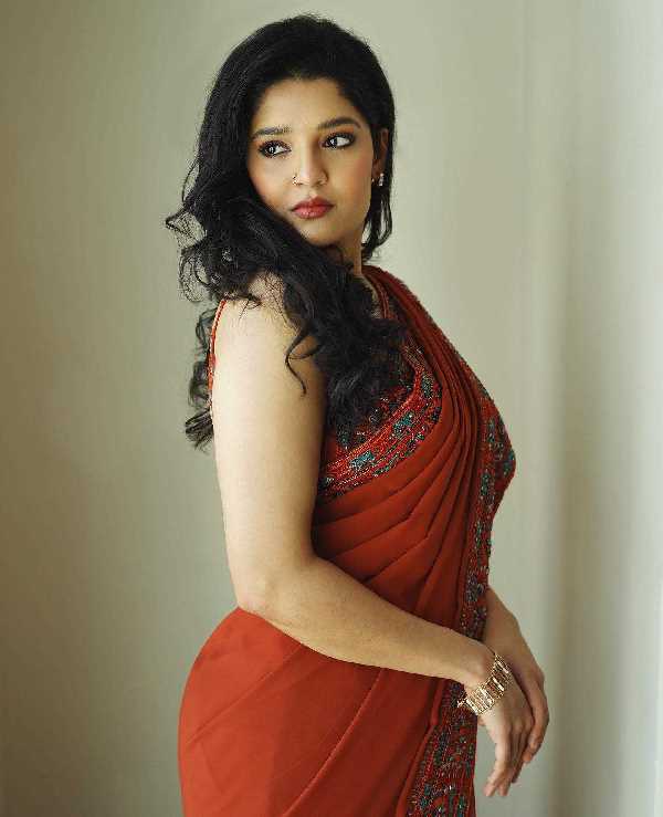 ritika singh saree curvy south indian actress