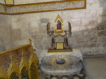 2018.01.07-043 main de saint Quentin dans la basilique