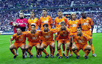 VALENCIA C. F. Temporada 1999-00. Cañizares, Claudio López, Pellegrino, Djukic, Mendieta y Angloma. Kily González, Gerard, Angulo, Farinós y Gerardo. REAL MADRID C. F. 3 VALENCIA C. F. 0 Miercoles 24/05/2000, 20:45 horas. 45ª edición de la Liga de Campeones de la UEFA, final. Saint-Denis, París, Francia, Stade de France: 78.759 espectadores. GOLES: 1-0: 39’, Fernando Morientes. 2-0: 66’, Steve McManaman. 3-0: 74’, Raúl. El Real Madrid gana por 8ª vez la Copa de Europa