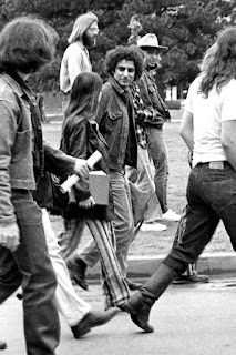 Hoffman (center) visiting the University of Oklahoma to protest the Vietnam War