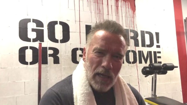 Arnold Schwarzenegger é agredido com chute em evento esportivo