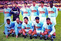 S. D. COMPOSTELA. Temporada 1994-95. Bellido, Iru, Fabiano, Tocornal, Lekumberri y Ohen. Passi, Abadía, Goyo, Nacho y Villena. CLUB ATLÉTICO DE MADRID 1 S. D. COMPOSTELA 1. 15/01/1995. Campeonato de Liga de 1ª División, jornada 17. Madrid, estadio Vicente Calderón. GOLES: 0-1: 30’, Abadía. 1-1: 40’, Valencia. El Compostela se clasificó 16º en la Liga de 1ª División con Fernando Castro Santos de entrenador.