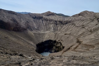 http://www.wisatabromo.my.id/2015/05/kawah-gunung-bromo.html